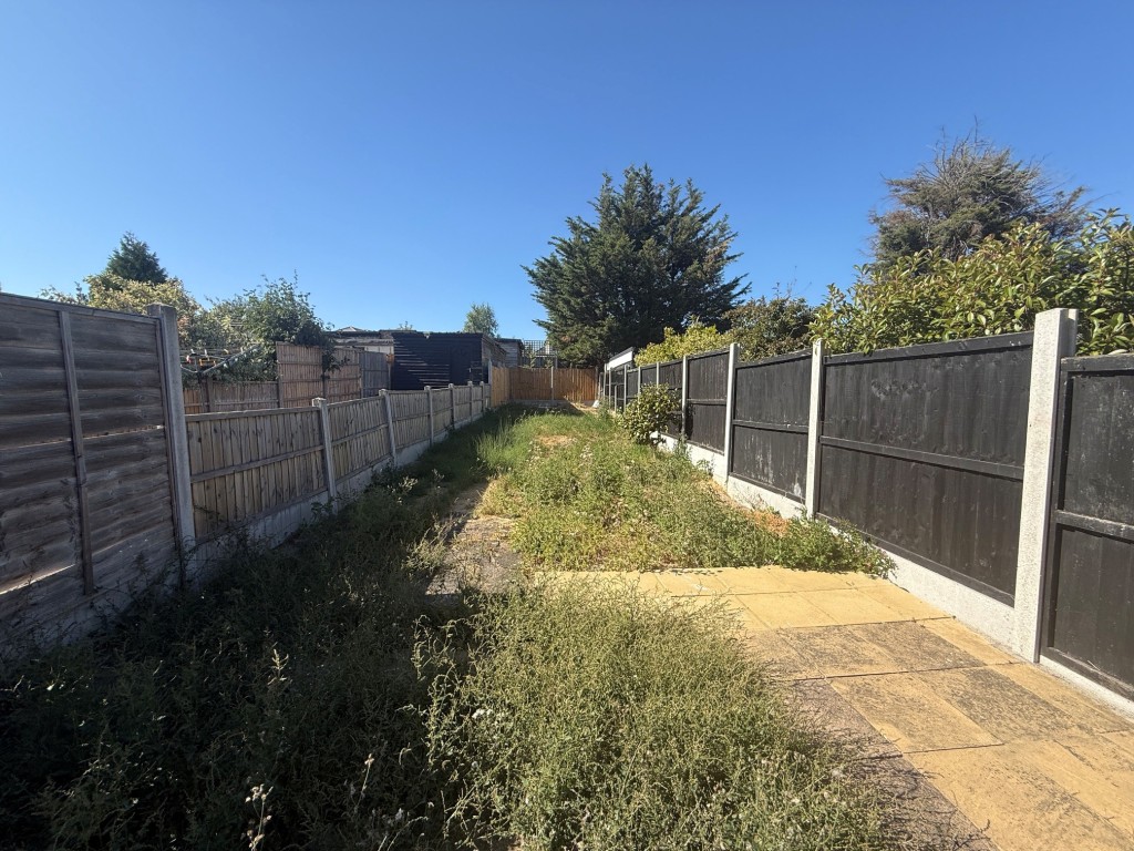 Lot: 209 - HOUSE FOR IMPROVEMENT - Rear garden
